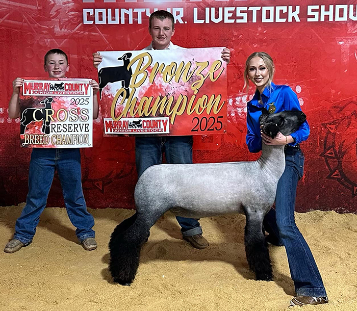 Bronze Champion reserve Crossbred Murray County (OK) Jr Livestock Show Bronze Champion<br />
reserve Crossbred<br />
Murray County (OK) Jr Livestock Show